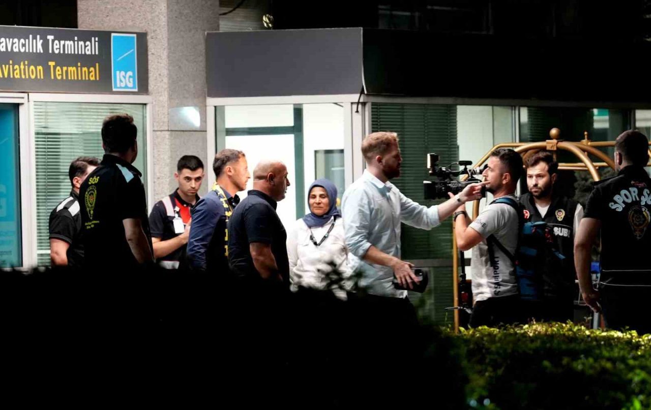 Fenerbahçe’nin teknik direktörlük görevi için anlaşma sağladığı Domenico Tedesco, İstanbul’a