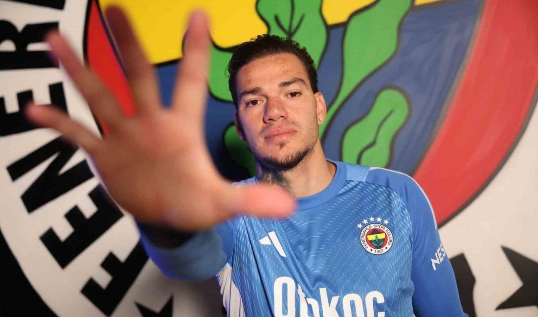 Fenerbahçe, kadrosuna kattığı Brezilyalı kaleci Ederson ile 3+1 yıllık sözleşme