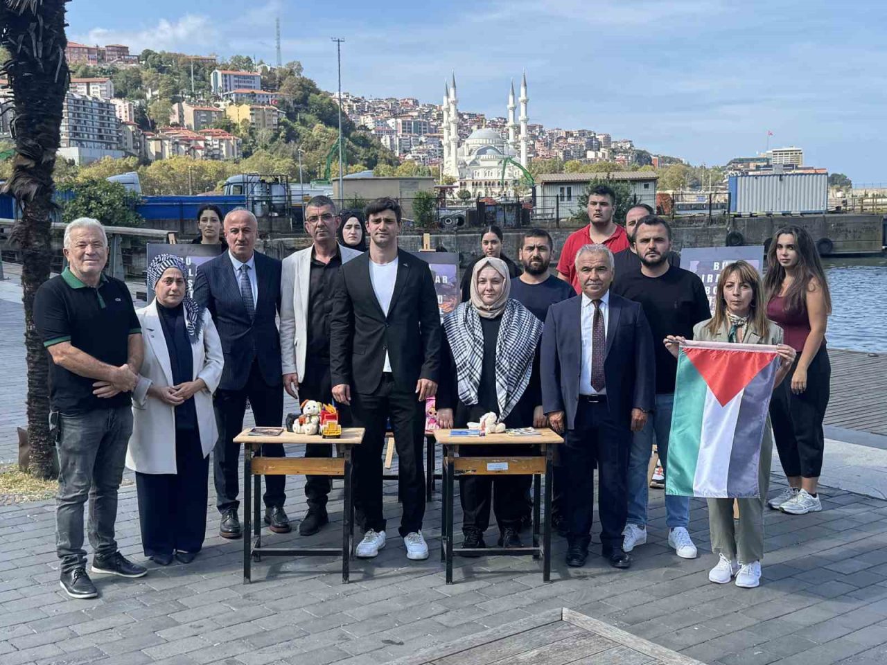 AK Parti İl Gençlik Kolları tarafından Gazzeli çocuklar için sahil