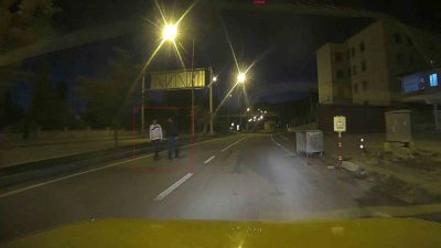 Erzurum’un Narman ilçesinde iki gencin tehlikeli yürüyüşü araç kamerasına yansıdı.