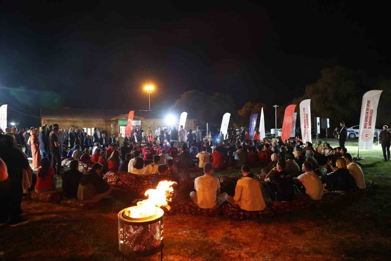 Muş’ta gençlerle bir araya gelen Gençlik ve Spor Bakanı Osman