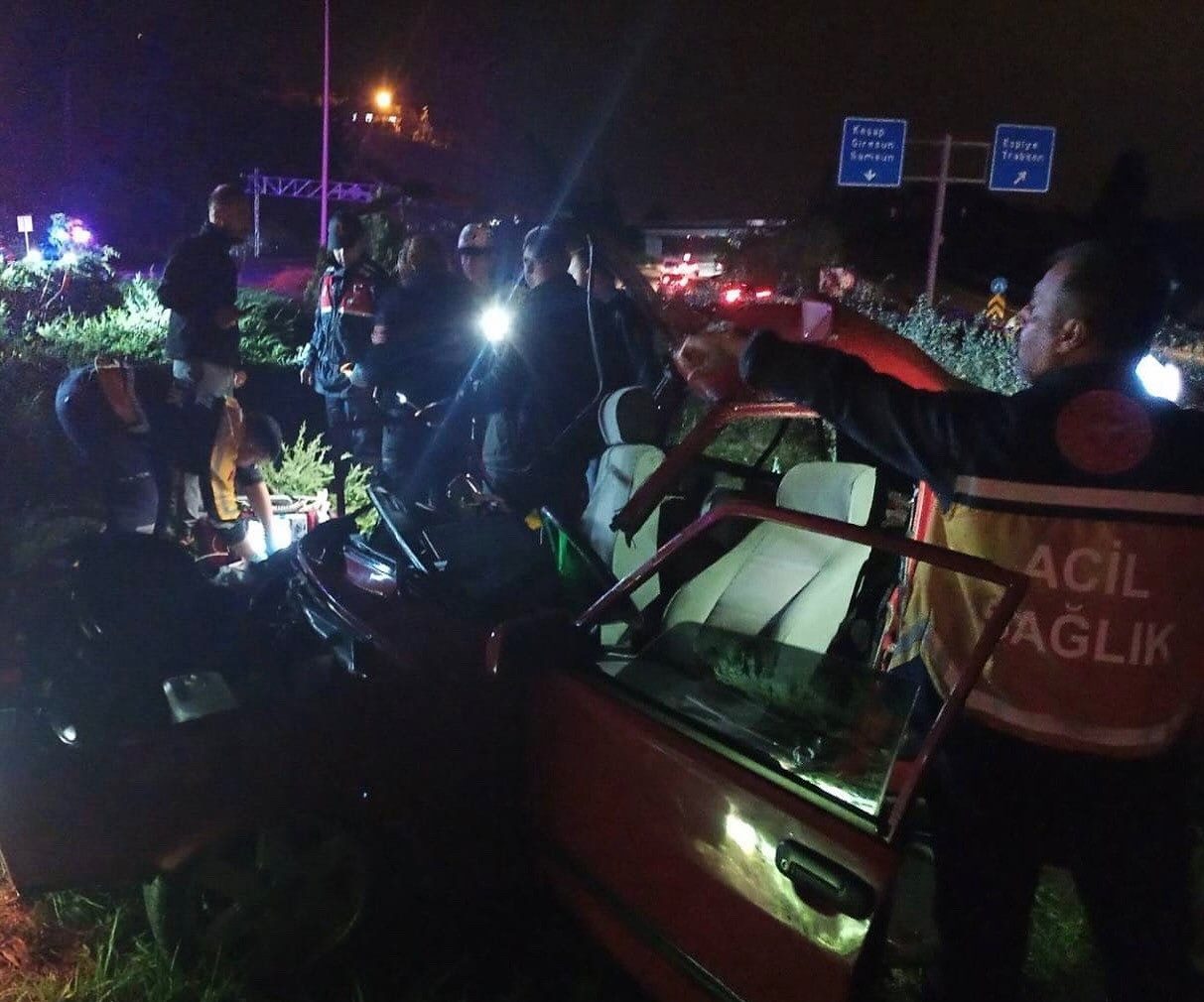 Giresun’da tıra arkadan çarpan otomobildeki 1 kişi hayatını kaybetti, 3