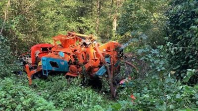 Giresun’un Dereli ilçesinde meydana gelen trafik kazasında patozun uçuruma yuvarlanması