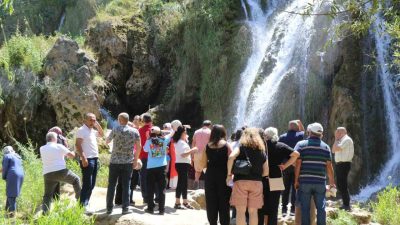 Erzincan’da bulunan Girlevik Şelalesi’nde hafta sonu üniversite öğrencilerinin de gelmesiyle