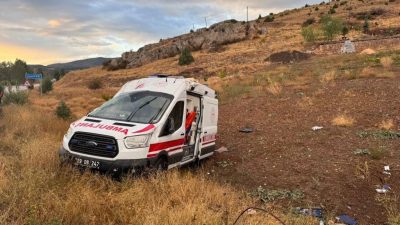 Gümüşhane’de hasta nakli dönüşü yağış nedeniyle kayganlaşan yolda kontrolden çıkan