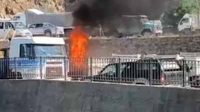 Gümüşhane’de park halindeki LPG’li otomobil yanarak kullanılamaz hale geldi. Yangın,