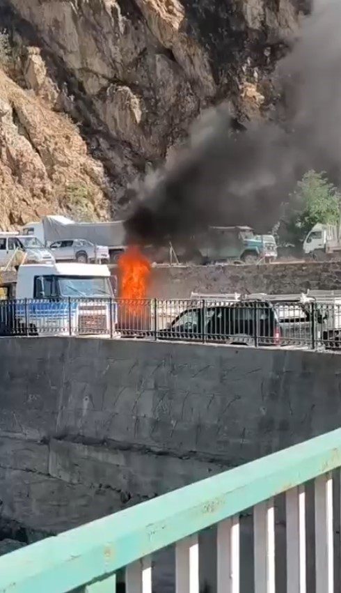 Gümüşhane’de park halindeki LPG’li otomobil yanarak kullanılamaz hale geldi. Yangın,