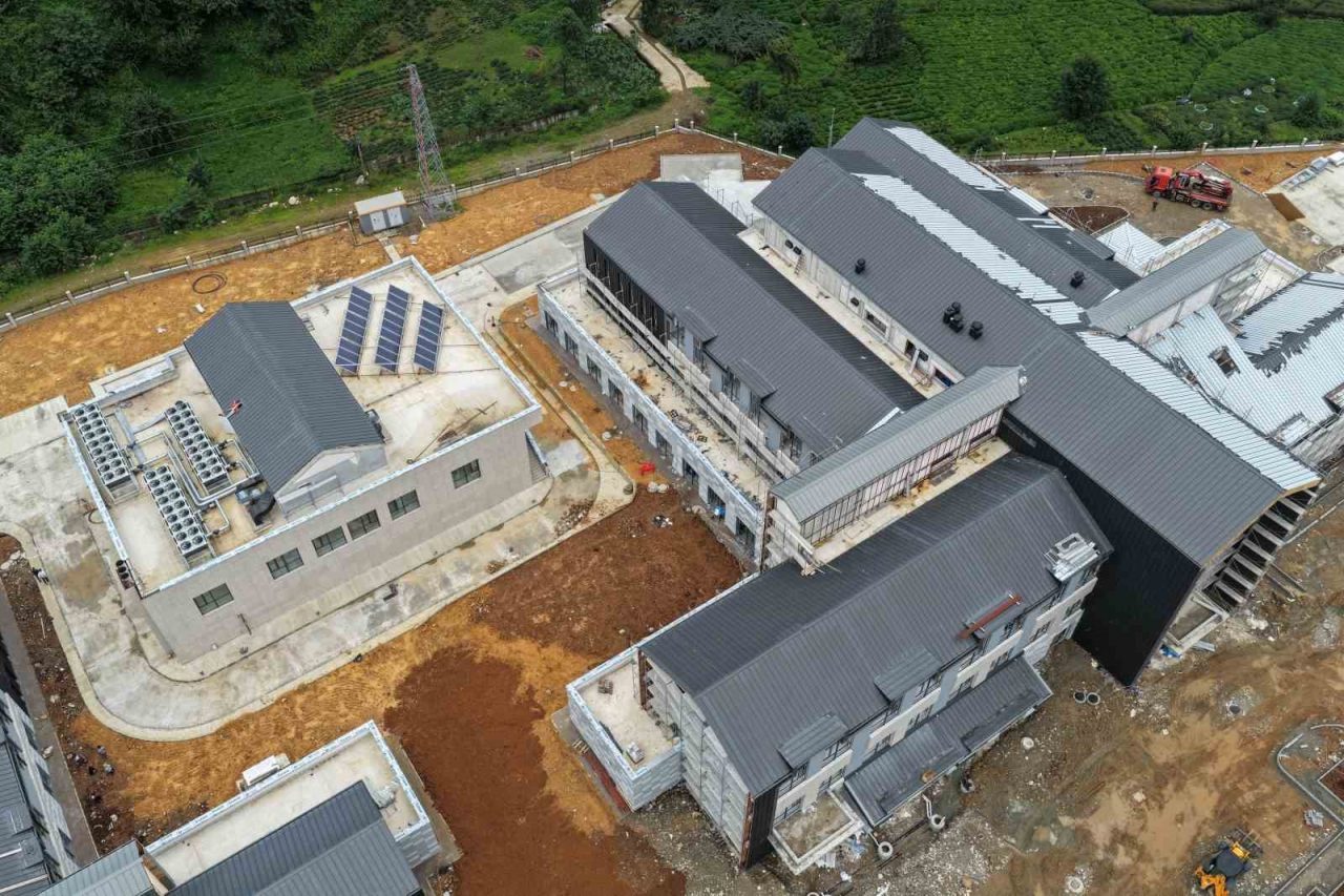 Rize’nin Güneysu ilçesinde inşaatı devam eden 100 yataklı devlet hastanesinin