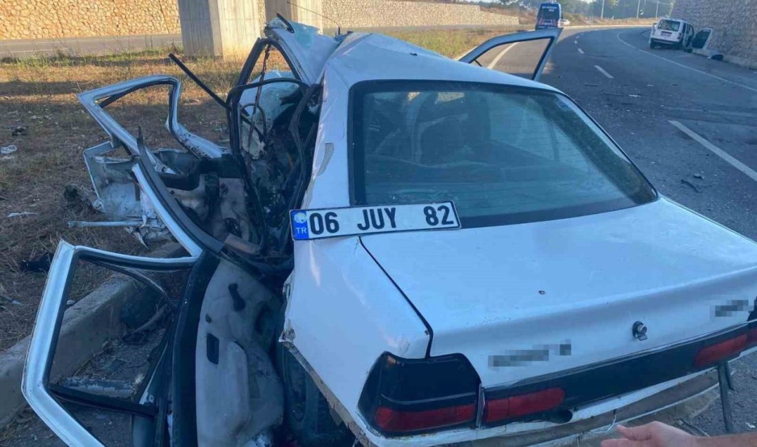 Sakarya’nın Kaynarca ilçesinde hafif ticari araçla otomobil çarpıştı. Hurdaya dönen