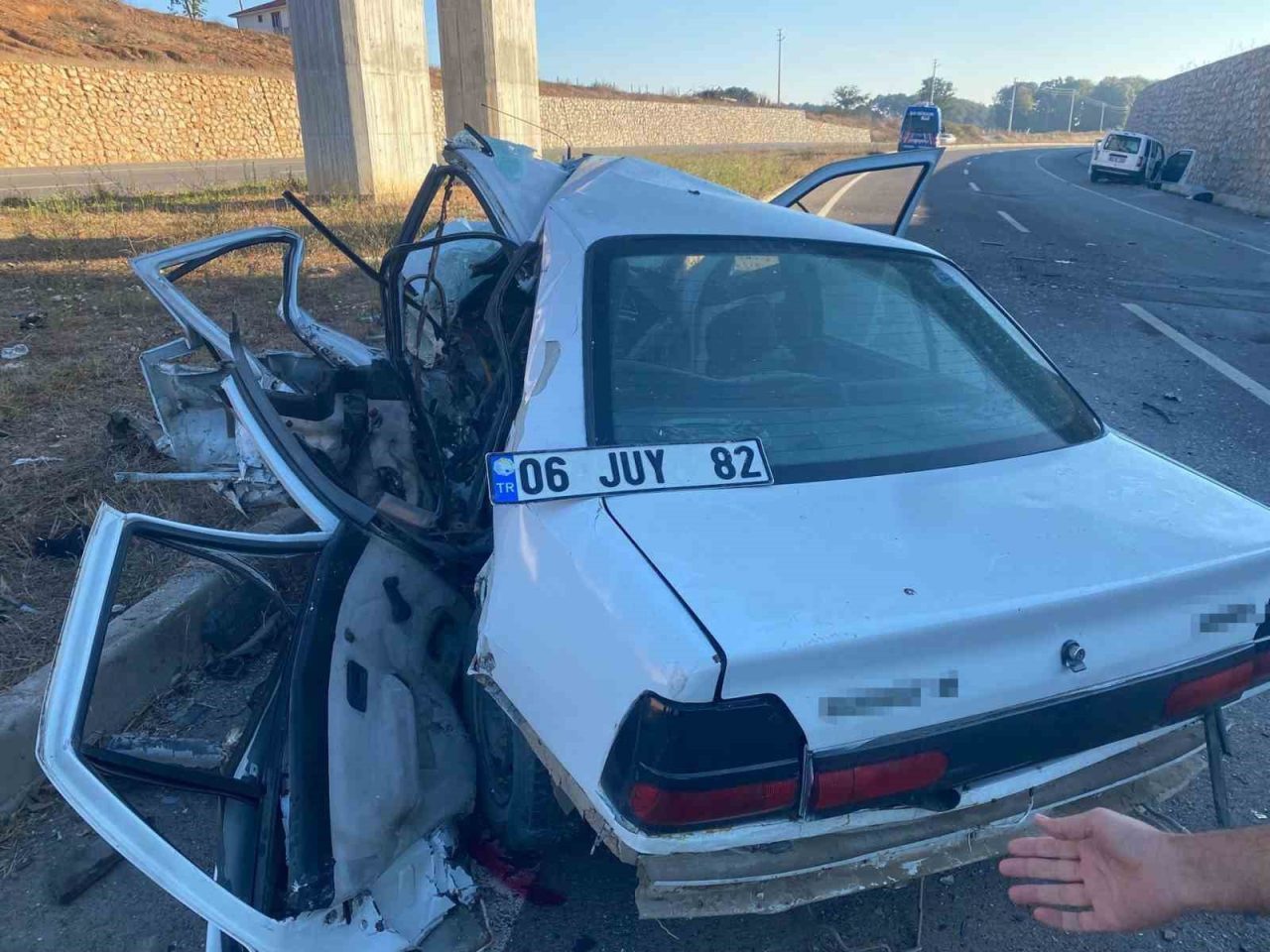 Sakarya’nın Kaynarca ilçesinde hafif ticari araçla otomobil çarpıştı. Hurdaya dönen