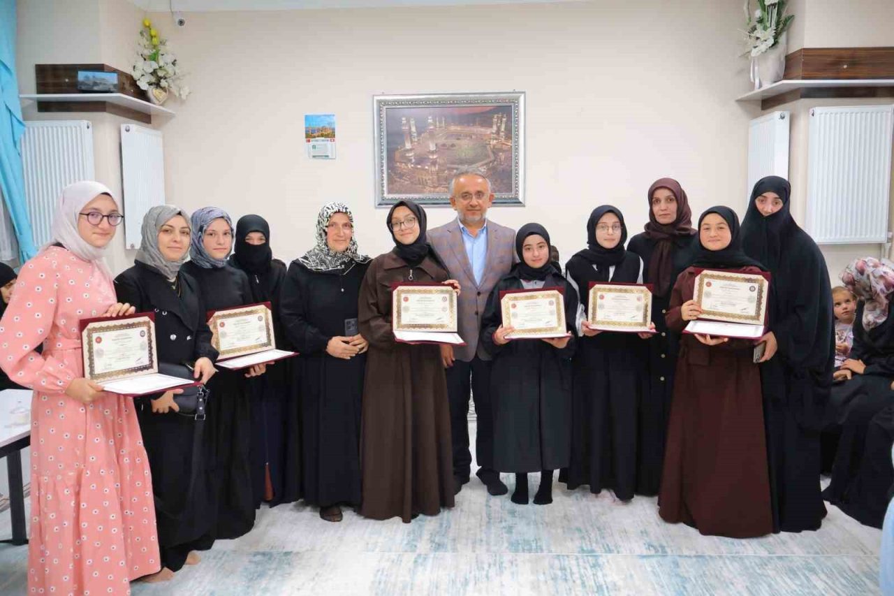 Bayburt İl Müftülüğüne bağlı Kur’an kurslarında hafızlık eğitimini tamamlayıp Diyanet