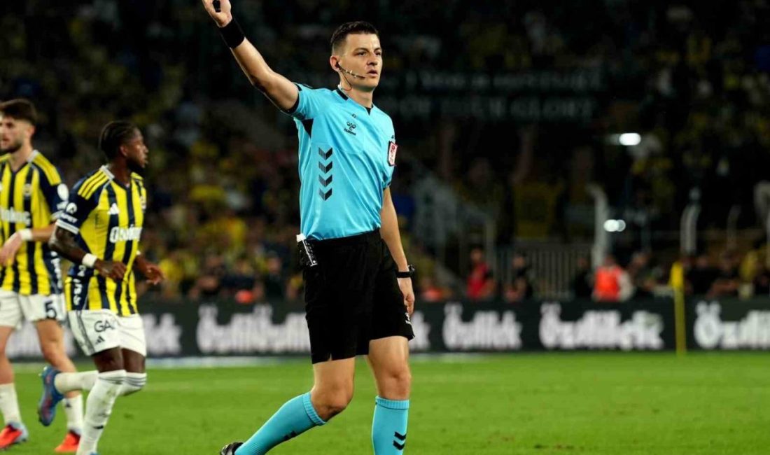Fenerbahçe-Trabzonspor maçının hakemi Ozan Ergün, VAR’ın uyarısıyla 2 kez pozisyonu