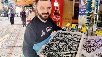 Rize’de ilk yerli hamsinin kilosu balıkçı tezgahlarında 200 TL’den satışa