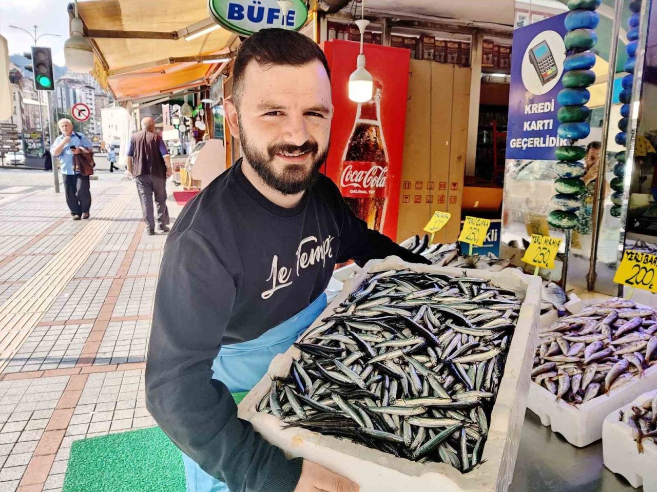 Rize’de ilk yerli hamsinin kilosu balıkçı tezgahlarında 200 TL’den satışa