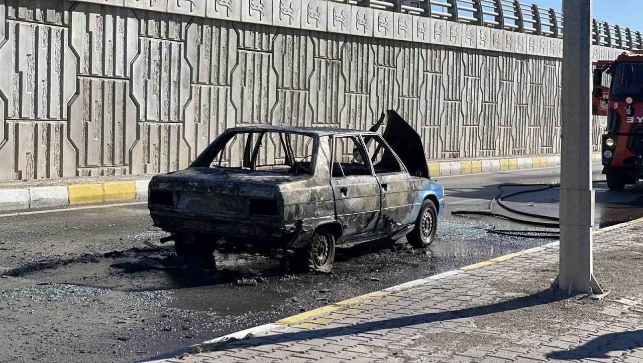Sivas’ta hareket halindeki otomobil alev aldı, sürücüsü hafif şekilde yaralandı.