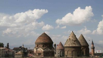 Erzurum Valiliğince hazırlanan “Erzurum Kümbetleri” belgeseli beğeni topladı. Erzurum Valiliğince