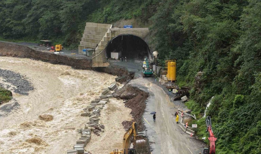 Rize’de heyelan nedeniyle yolu kapanan dünyaca ünlü turizm merkezi Ayder