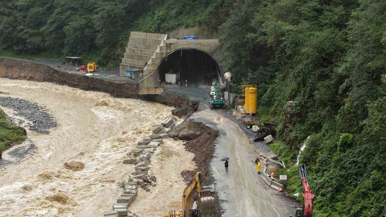 Rize’de heyelan nedeniyle yolu kapanan dünyaca ünlü turizm merkezi Ayder
