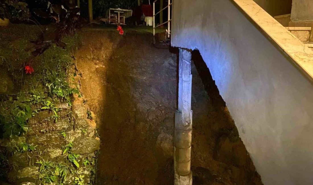 Artvin’in Hopa ilçesinde etkili olan sağanak sonrası bir evin istinat