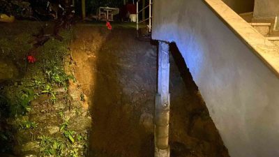 Artvin’in Hopa ilçesinde etkili olan sağanak sonrası bir evin istinat