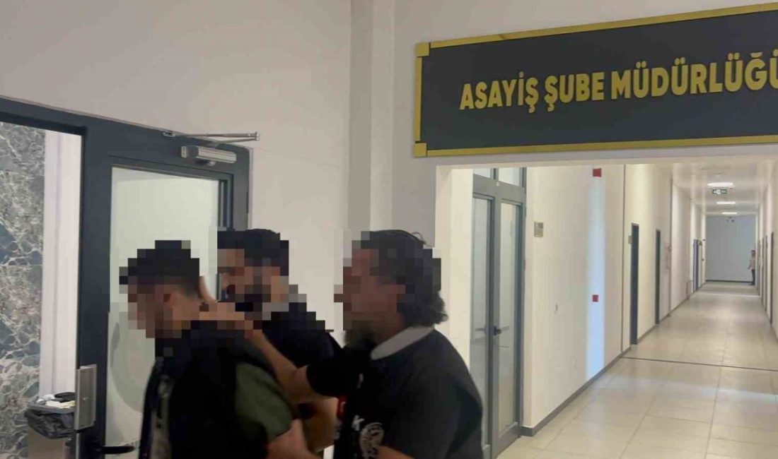 Kocaeli’nin Gebze ilçesinde kırmızı ışıkta bekleyen araca kar maskeli şahısların