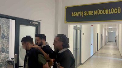Kocaeli’nin Gebze ilçesinde kırmızı ışıkta bekleyen araca kar maskeli şahısların