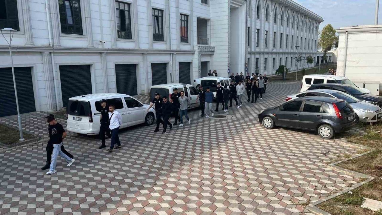 Kocaeli’nin İzmit ilçesinde bir kafede çıkan silahlı çatışmada iki kardeşin