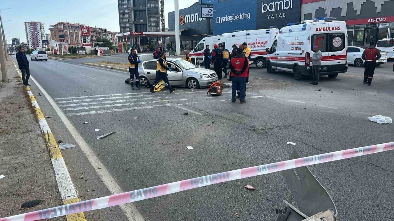 Sivas’ta iki otomobilin çarpışması sonucu meydana gelen trafik kazasında 1