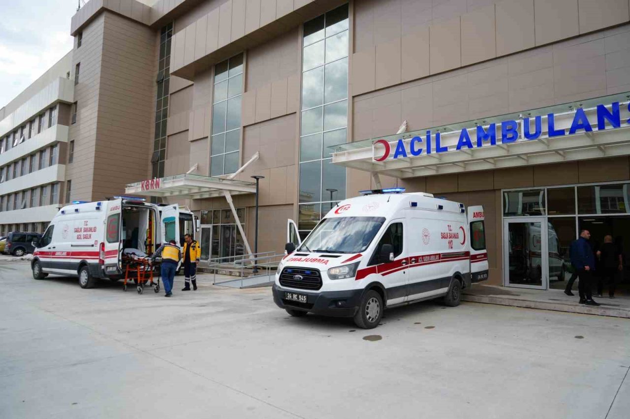 Erzincan’da inşaatta çalışırken dengesini kaybederek yüksekten düşen işçi ağır yaralandı.