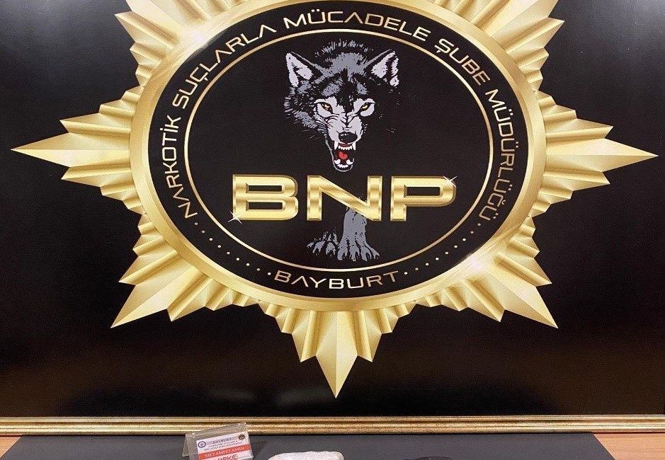 Bayburt’ta polis ekiplerince düzenlenen operasyonda, yolcu otobüsünde yolculuk yapan İran