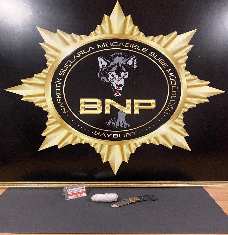 Bayburt’ta polis ekiplerince düzenlenen operasyonda, yolcu otobüsünde yolculuk yapan İran