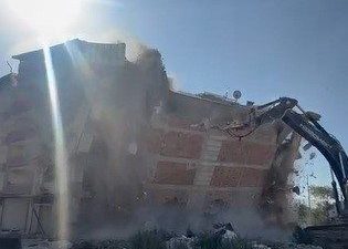Hatay’ın Defne ilçesinde 6 katlı binanın yıkımının gerçekleştiği esnada iş