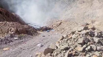 İspir Belediyesince çöplerin Sırakonaklar Mahallesi yolu üzerinde dere yatağına bırakılması