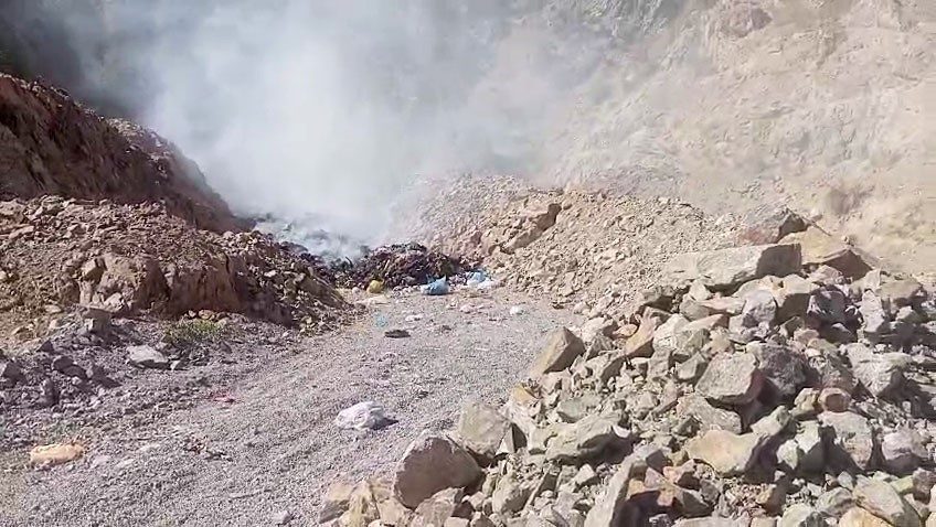 İspir Belediyesince çöplerin Sırakonaklar Mahallesi yolu üzerinde dere yatağına bırakılması