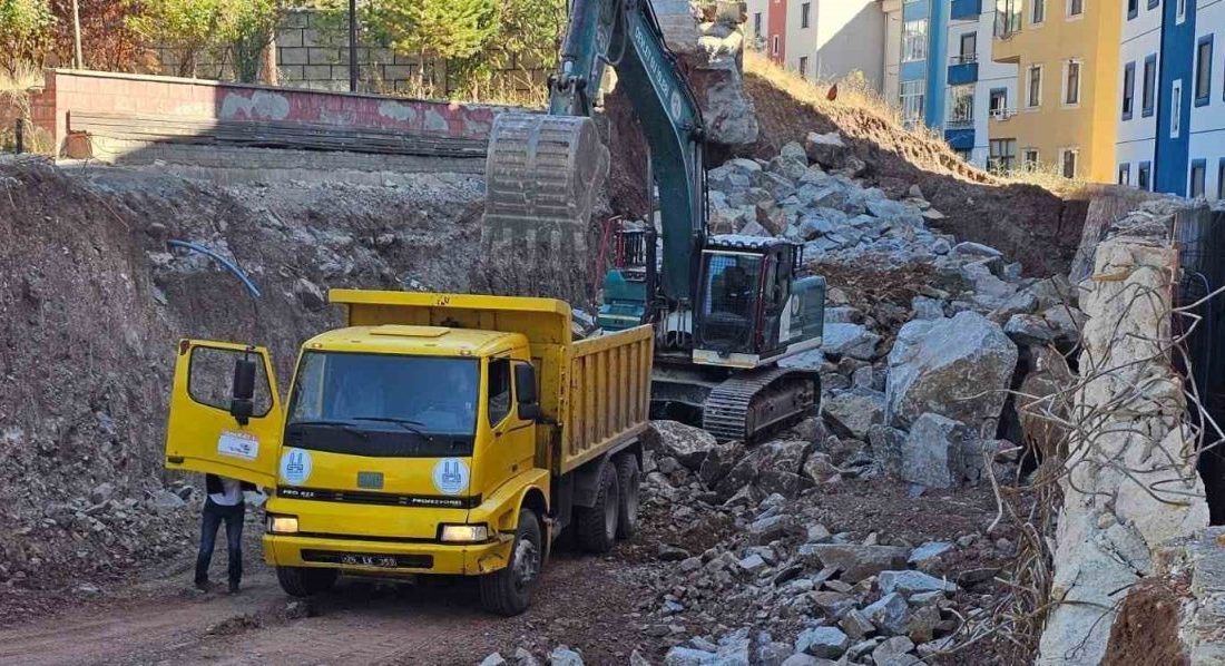 Erzurum’un İspir ilçesinde meydana gelen heyelan sonrası evlerinden tahliye edilen