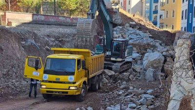 Erzurum’un İspir ilçesinde meydana gelen heyelan sonrası evlerinden tahliye edilen