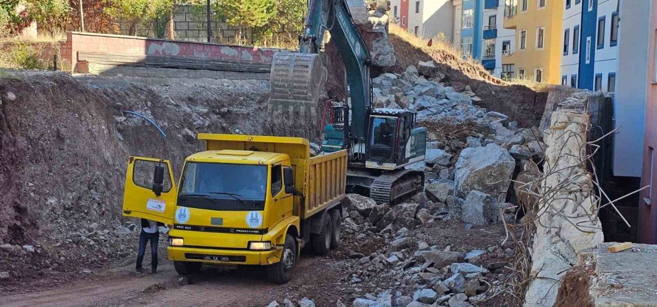 Erzurum’un İspir ilçesinde meydana gelen heyelan sonrası evlerinden tahliye edilen