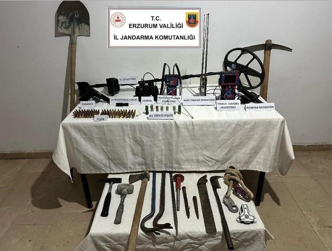 Erzurum’un İspir ilçesinde kaçak kazı yaptıkları belirlenen şahıslara yönelik operasyon