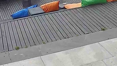 Zonguldak’ta belediyenin işlettiği kafenin eşyalarına zarar veren şüphelilerin saldırı anı,