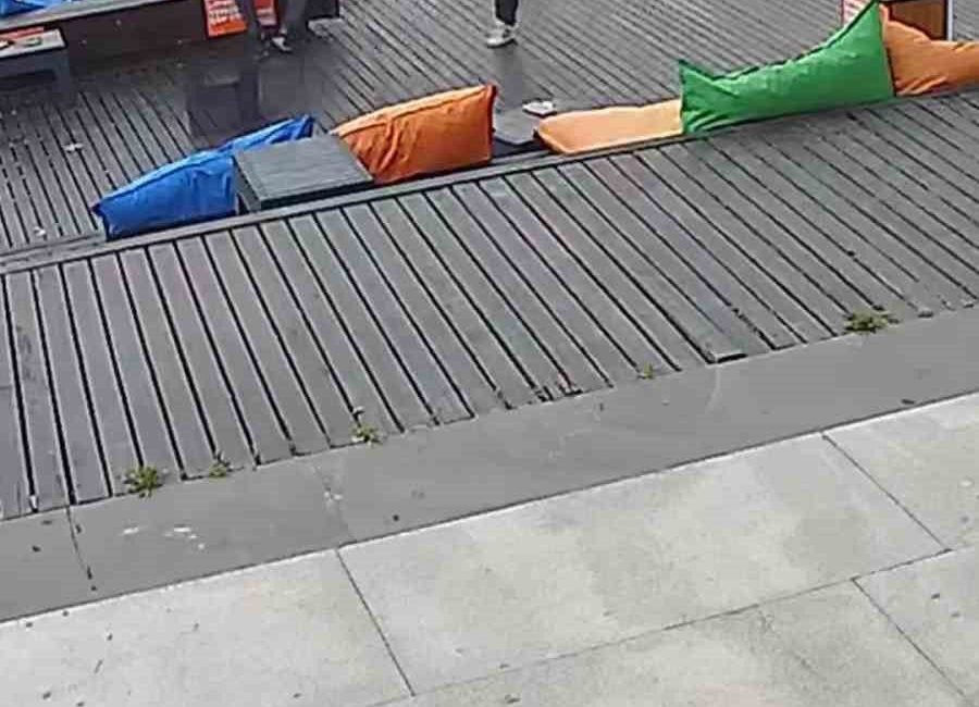 Zonguldak’ta belediyenin işlettiği kafenin eşyalarına zarar veren şüphelilerin saldırı anı,