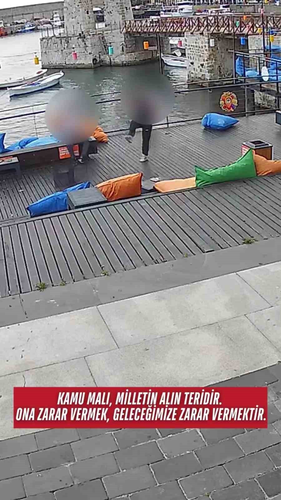 Zonguldak’ta belediyenin işlettiği kafenin eşyalarına zarar veren şüphelilerin saldırı anı,