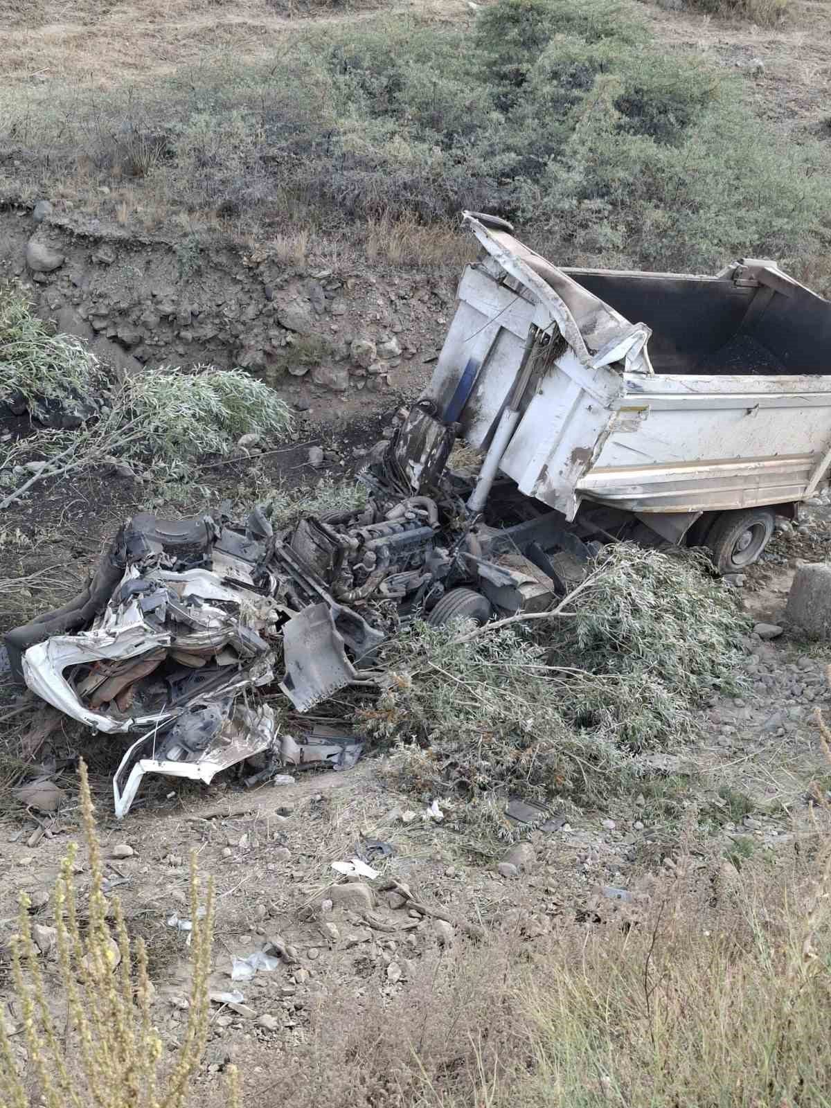 Erzurum’da şarampole devrilen kamyonun sürücüsü ağır yaralandı. Edinilen bilgiye göre,