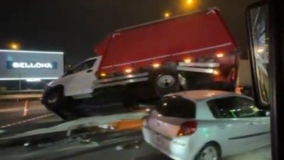 Kocaeli’nin Gebze ilçesinde otomobille çarpışan kamyonet, bariyerlere çıkarak durabildi. Kazada