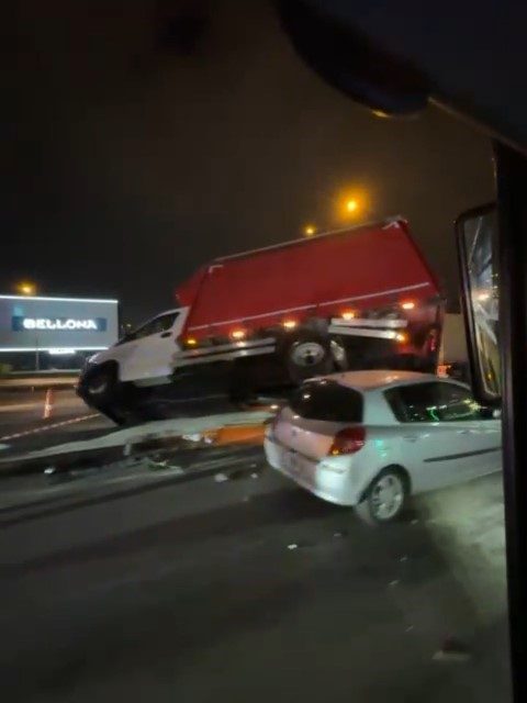 Kocaeli’nin Gebze ilçesinde otomobille çarpışan kamyonet, bariyerlere çıkarak durabildi. Kazada