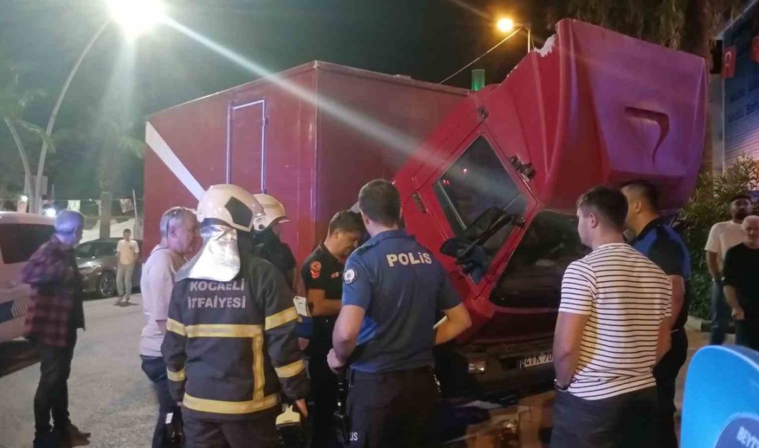 Kocaeli’nin Karamürsel ilçesinde park halindeki kamyonetin motorundan yükselen dumanlar, çevredekilerin