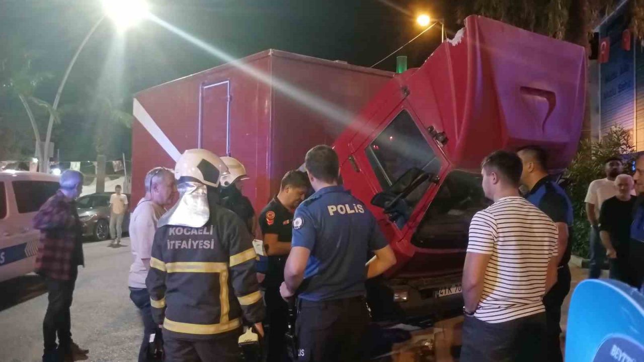 Kocaeli’nin Karamürsel ilçesinde park halindeki kamyonetin motorundan yükselen dumanlar, çevredekilerin