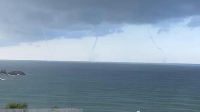 Trabzon’un Ortahisar Mahallesi’nde öğleden sonra açıklarda üç ayrı hortum görüldü.