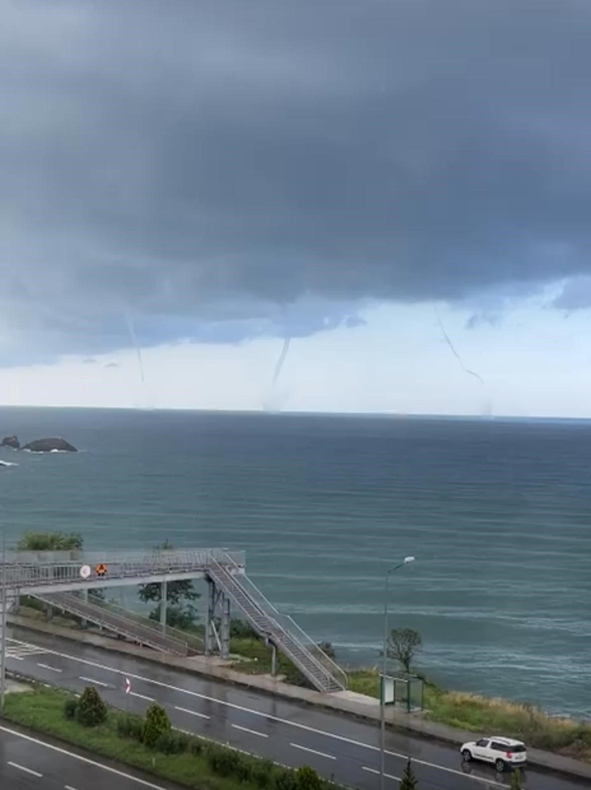 Trabzon’un Ortahisar Mahallesi’nde öğleden sonra açıklarda üç ayrı hortum görüldü.