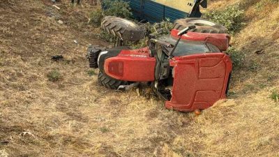 Erzurum’un karayazı ilçesinde traktör devrildi. Sürücü kazayı hafif sıyrıklarla atlattı.