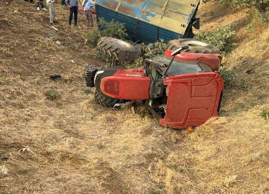 Erzurum’un karayazı ilçesinde traktör devrildi. Sürücü kazayı hafif sıyrıklarla atlattı.